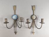 deux bougies et une horloge accrochée au mur
