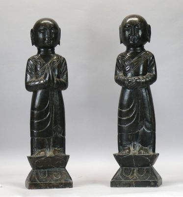 paire de statues asiatiques représentant un homme et une femme se tenant la main
