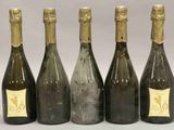 quatre bouteilles de vin sont alignées