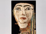 sculpture représentant le visage d'une femme sur un socle noir