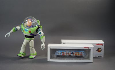 une figurine qui se trouve à côté d'une boîte