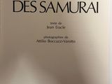 un livre posé sur une table devant une fenêtre