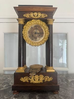 une horloge posée sur une table
