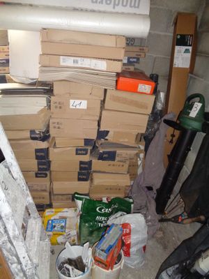 une pile de boîtes posées sur le sol d'une pièce