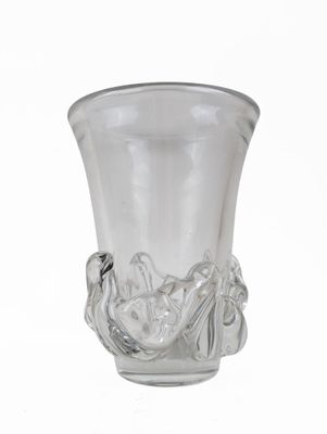 un vase en verre transparent orné d'un motif floral