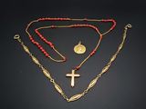 Gros plan sur un collier orné d'une croix