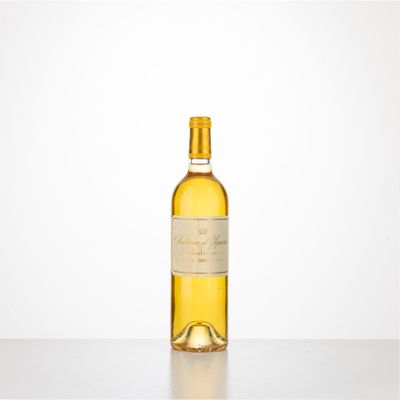 une bouteille de vin blanc posée sur une table