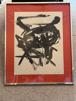 une photo d'un tableau en noir et blanc accroché au mur