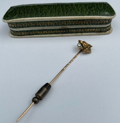 Une broche figurant une tête de félin en or dans son écrin 4…