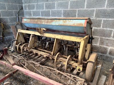 une machine posée par terre à côté d'un mur de briques