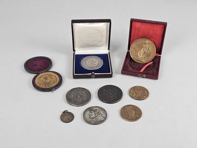 Lot de neuf médailles sur Saint Quentin et l'Aisne dont :