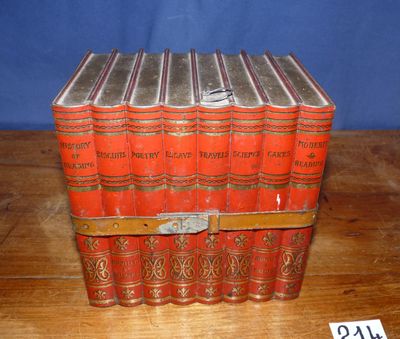 une pile de livres posée sur une table en bois