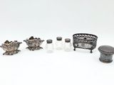 un grand nombre d'objets différents posés sur une table