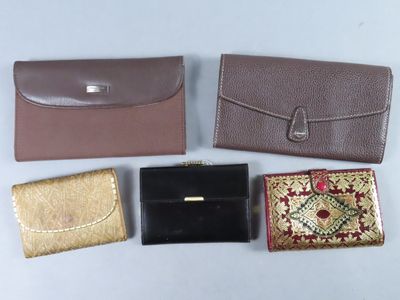 Quatre modèles différents de sacs à main sont alignés sur une table
