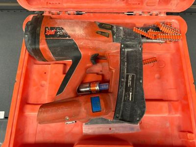 une mallette à outils orange contenant un marteau et d'autres outils