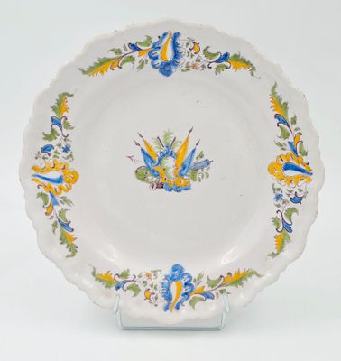 une image représentant une assiette ornée de fleurs bleues et jaunes