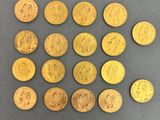 gros plan d'un paquet de pièces d'or sur une table