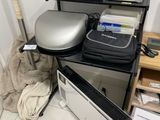 une photo d'un bureau sur lequel se trouvent un ordinateur et une imprimante