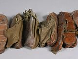 Plusieurs paires de chaussures sont alignées sur une surface blanche