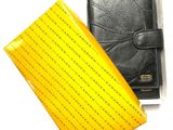 portefeuille en cuir jaune et noir avec un porte-cartes jaune