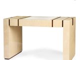 gros plan d'une table avec un plateau en verre sur fond blanc