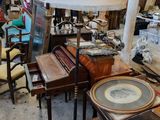 un grand nombre de meubles qui se trouvent dans une pièce