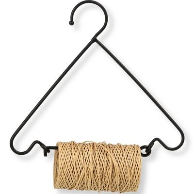 un cintre en fil de fer noir avec de la ficelle, sur fond blanc