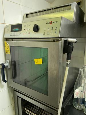 un four encastré dans le mur de la cuisine