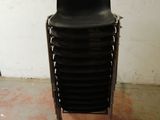 une image représentant une pile de chaises noires dans une pièce