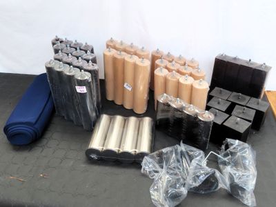 de nombreux rouleaux de ruban adhésif et de plastique posés sur une table