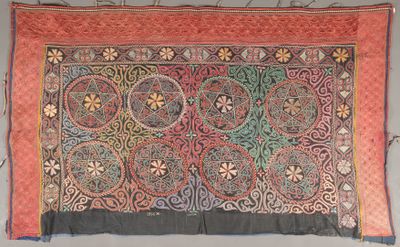 une image représentant une tapisserie colorée accrochée à un mur