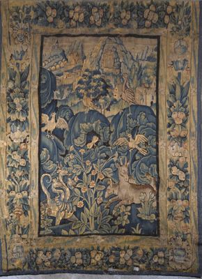 une image d'une tapisserie accrochée au mur d'une pièce