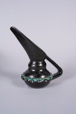 Pichet en céramique émaillée à couverte noire.