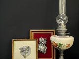 une lampe posée à côté d'un tableau et d'un cadre