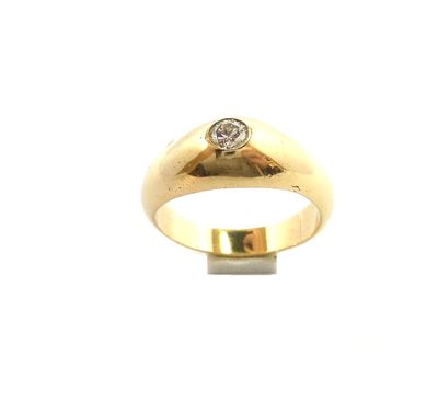l'image d'une bague en or surmontée d'un diamant