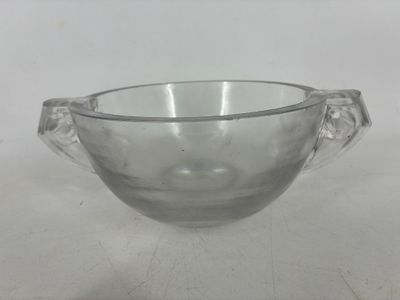 une photo d'un saladier en verre transparent posé sur une surface blanche