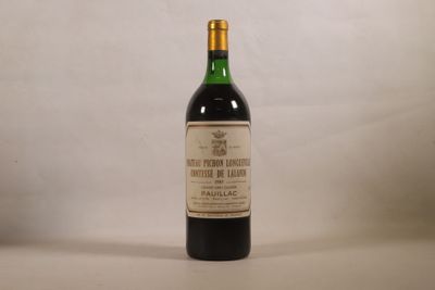 une bouteille de vin posée sur une table