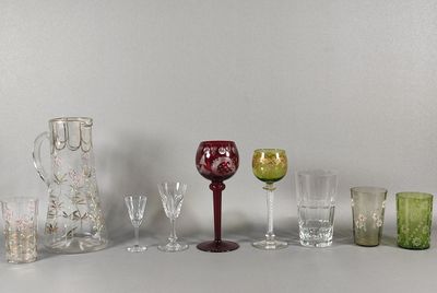 de nombreux verres et vases posés sur une table