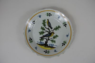 Assiette en faïence de Nevers à décor polychrome de deux ois…