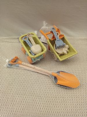deux petits récipients en plastique avec des cuillères et un repose-cuillère posés sur une table
