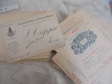 beaucoup de papiers qui traînent sur un lit