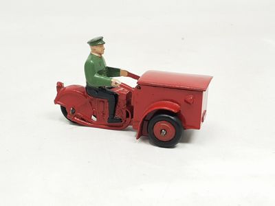 figurine représentant un homme au volant d'un petit camion rouge
