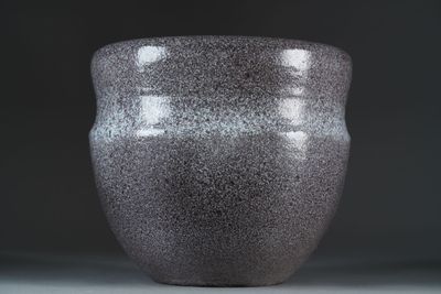 ACCOLAY. Important cache pot en céramique mouchetée gris/mau…