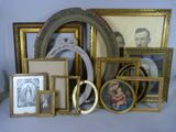 beaucoup de cadres et de photos sur la table