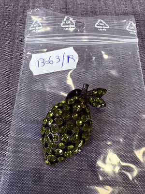 une petite pomme verte dans un sac transparent posé sur une table