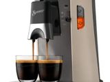 deux tasses de café que l'on verse dans une cafetière