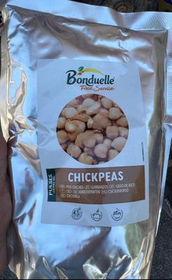 un sac de pois chiches dans la main d'une personne