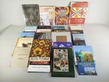 beaucoup de livres sur la table