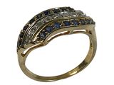 gros plan d'une bague en diamant et saphir sur fond blanc