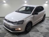 la voiture blanche est garée dans le garage sur le sol en damier